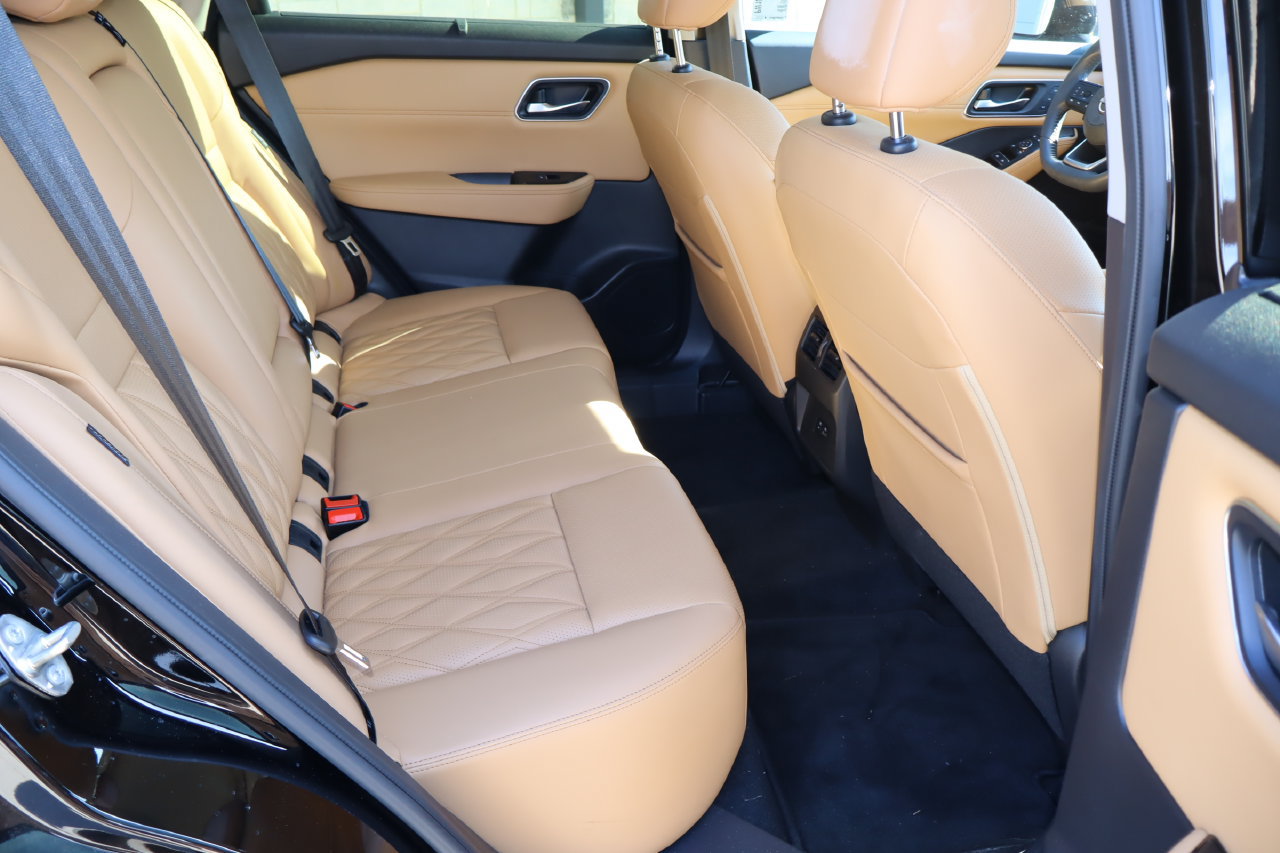 Used 2023 Nissan Rogue Platinum FWD image 18