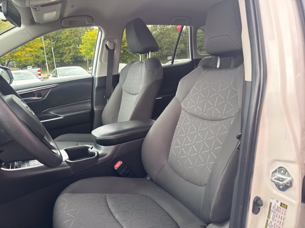 Used 2024 Toyota RAV4 XLE AWD/4WD image 15