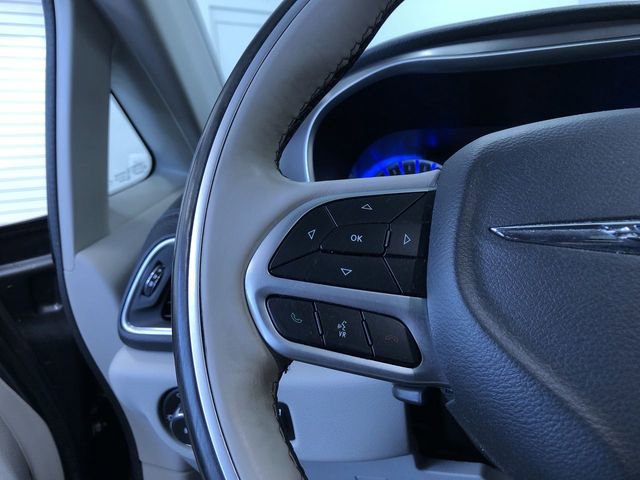 Used 2018 Chrysler Pacifica Limited w/ Tire & Wheel Group FWD image 27