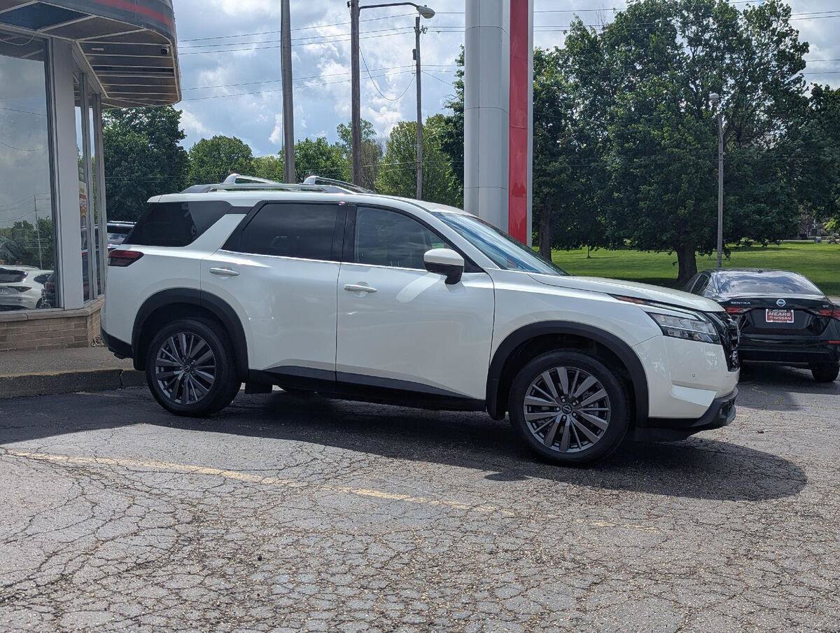 Used 2023 Nissan Pathfinder SL w/ SL Premium Package AWD/4WD image 16