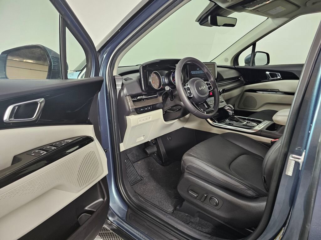 Used 2024 Kia Carnival EX image 17