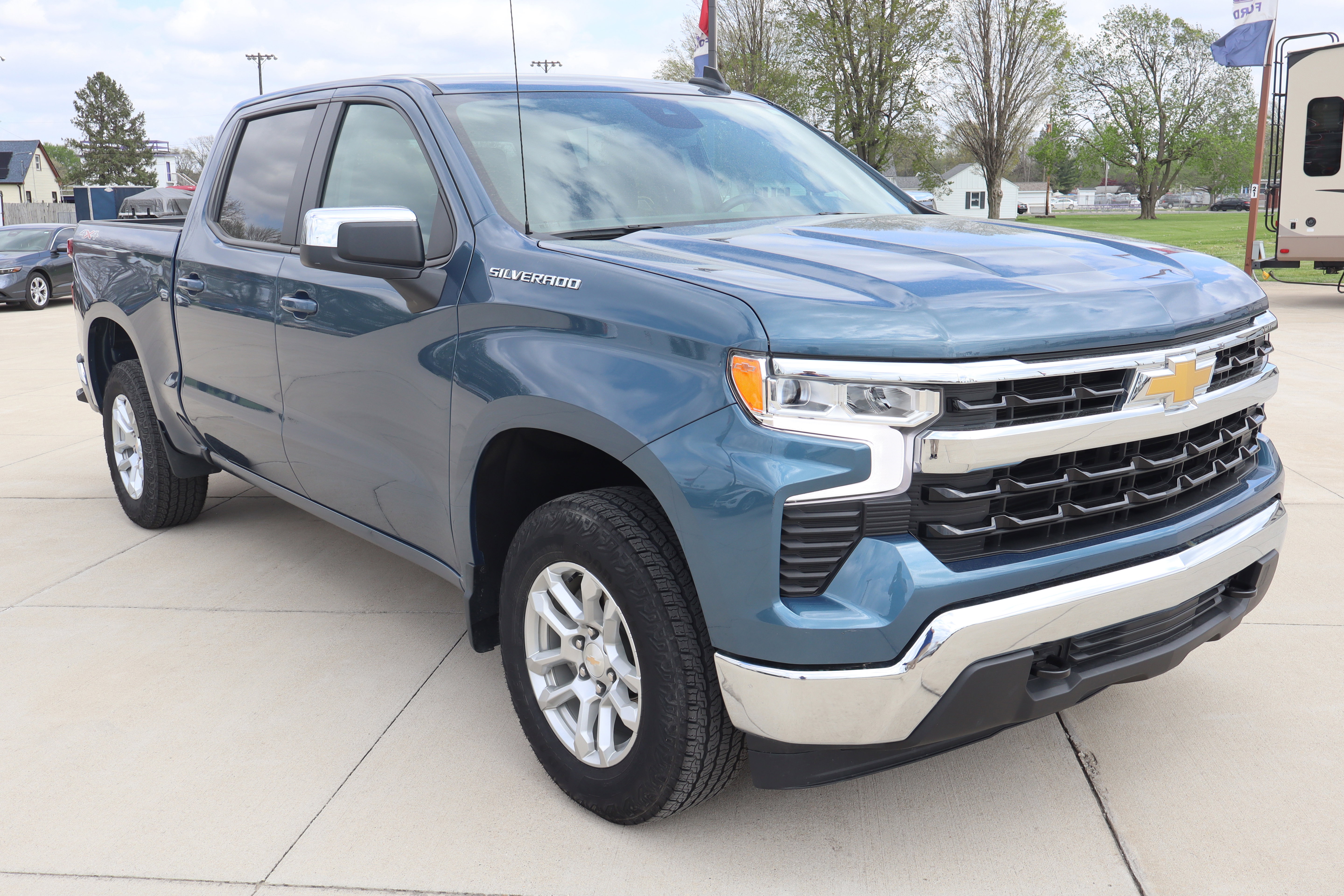 Used 2024 Chevrolet Silverado 1500 LT AWD/4WD image 4