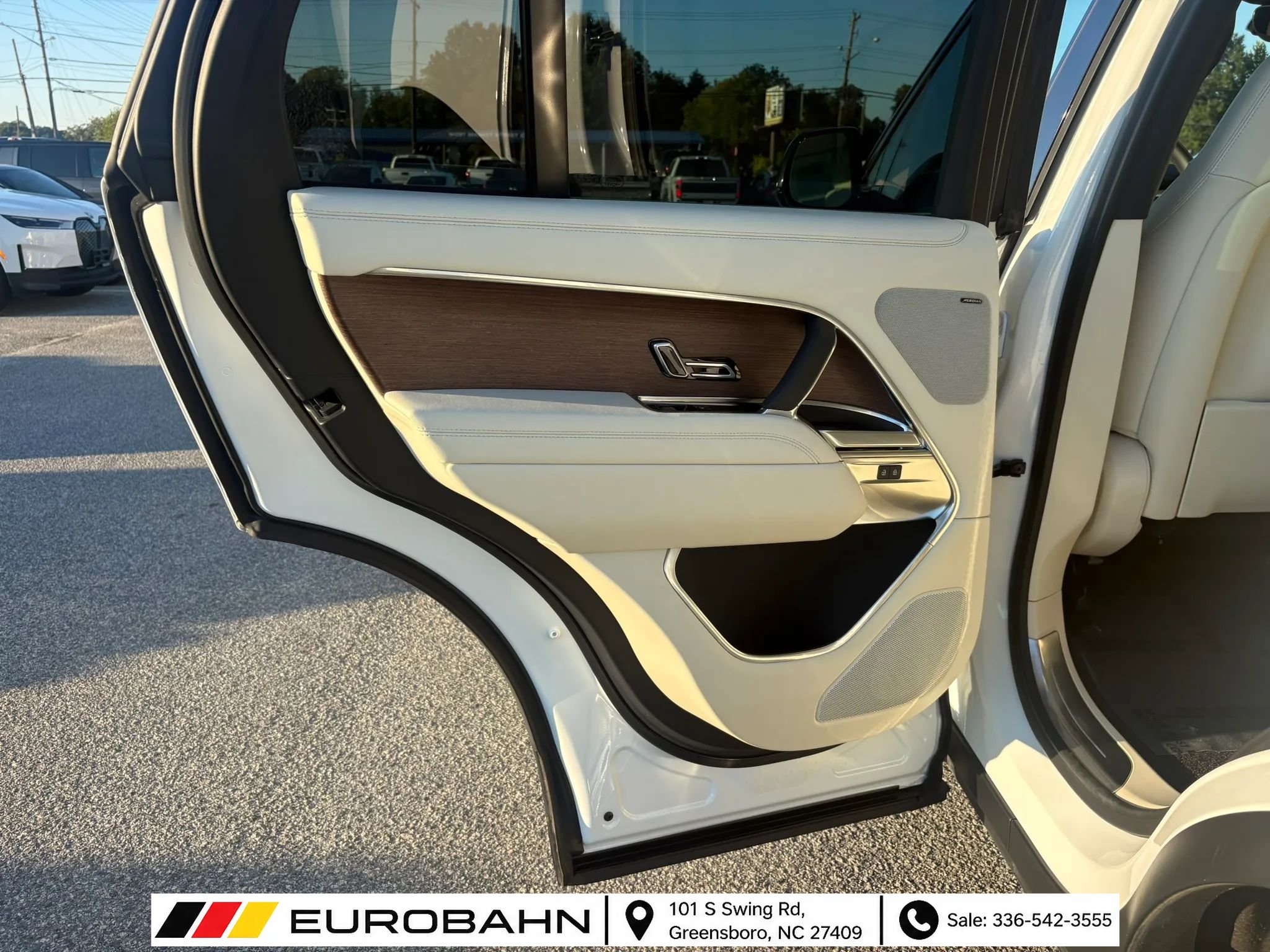 Used 2025 Land Rover Range Rover SE AWD/4WD image 11