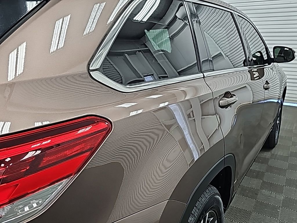 Used 2019 Toyota Highlander LE FWD image 10