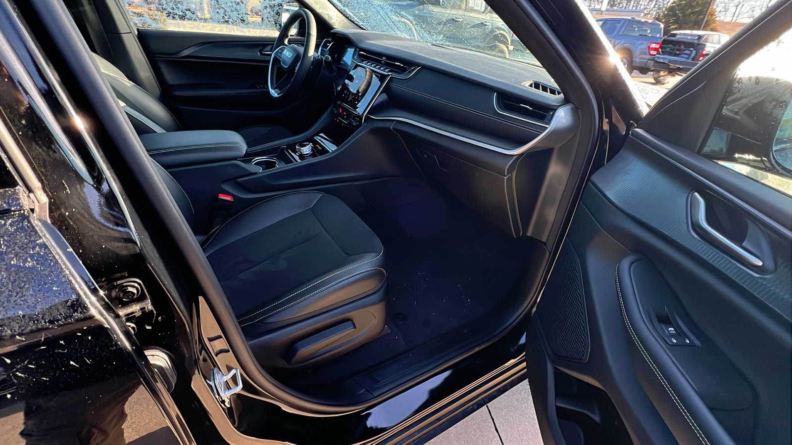 Used 2025 Jeep Grand Cherokee Altitude image 21