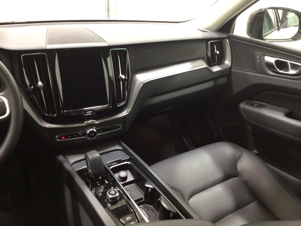 Used 2025 Volvo XC60 B5 Core image 31