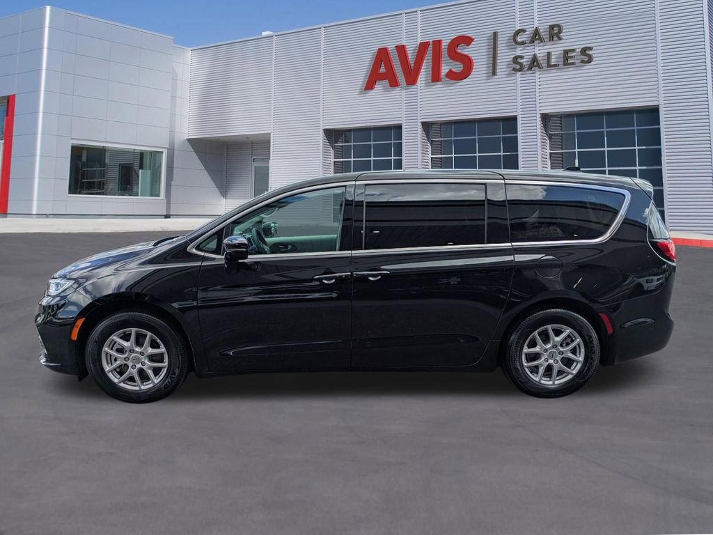 Used 2024 Chrysler Pacifica Touring-L FWD image 10