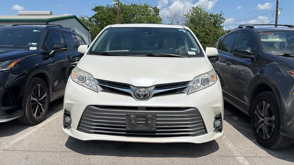 Used 2018 Toyota Sienna XLE FWD image 2