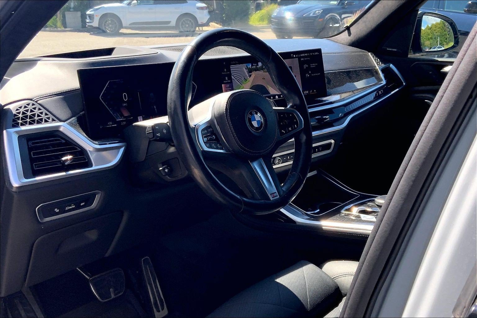 Used 2024 BMW X7 xDrive40i w/ M Sport Package AWD/4WD image 4