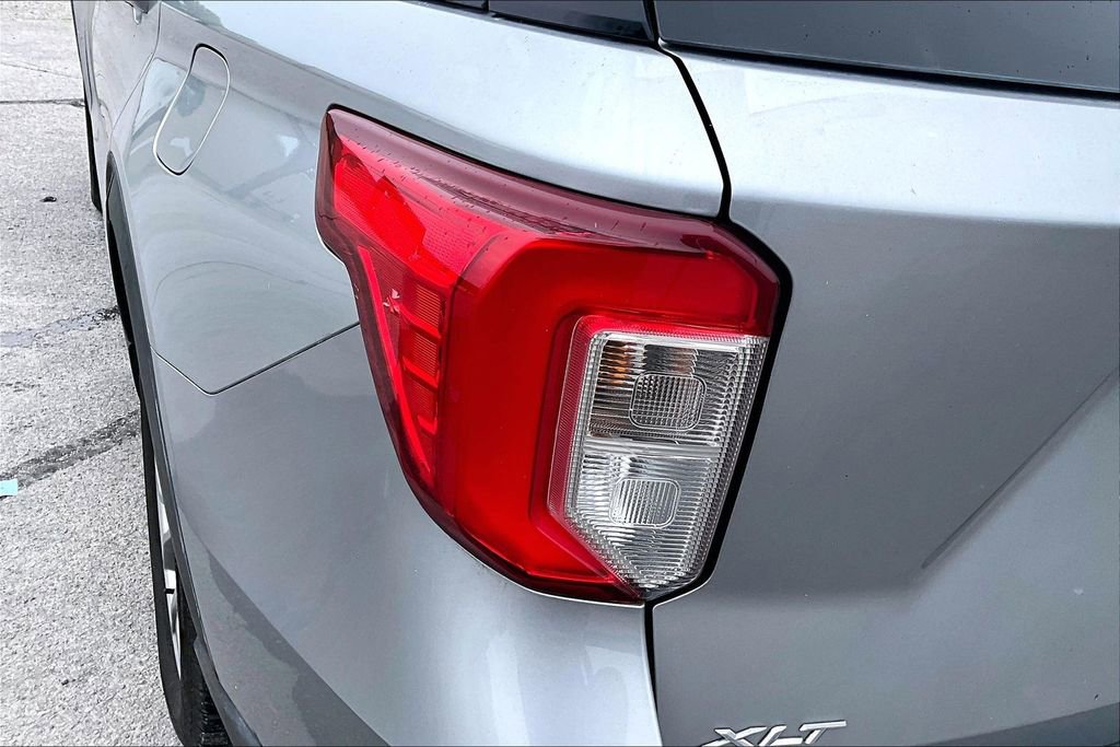 Used 2022 Ford Explorer XLT w/ Equipment Group 202A AWD/4WD image 22