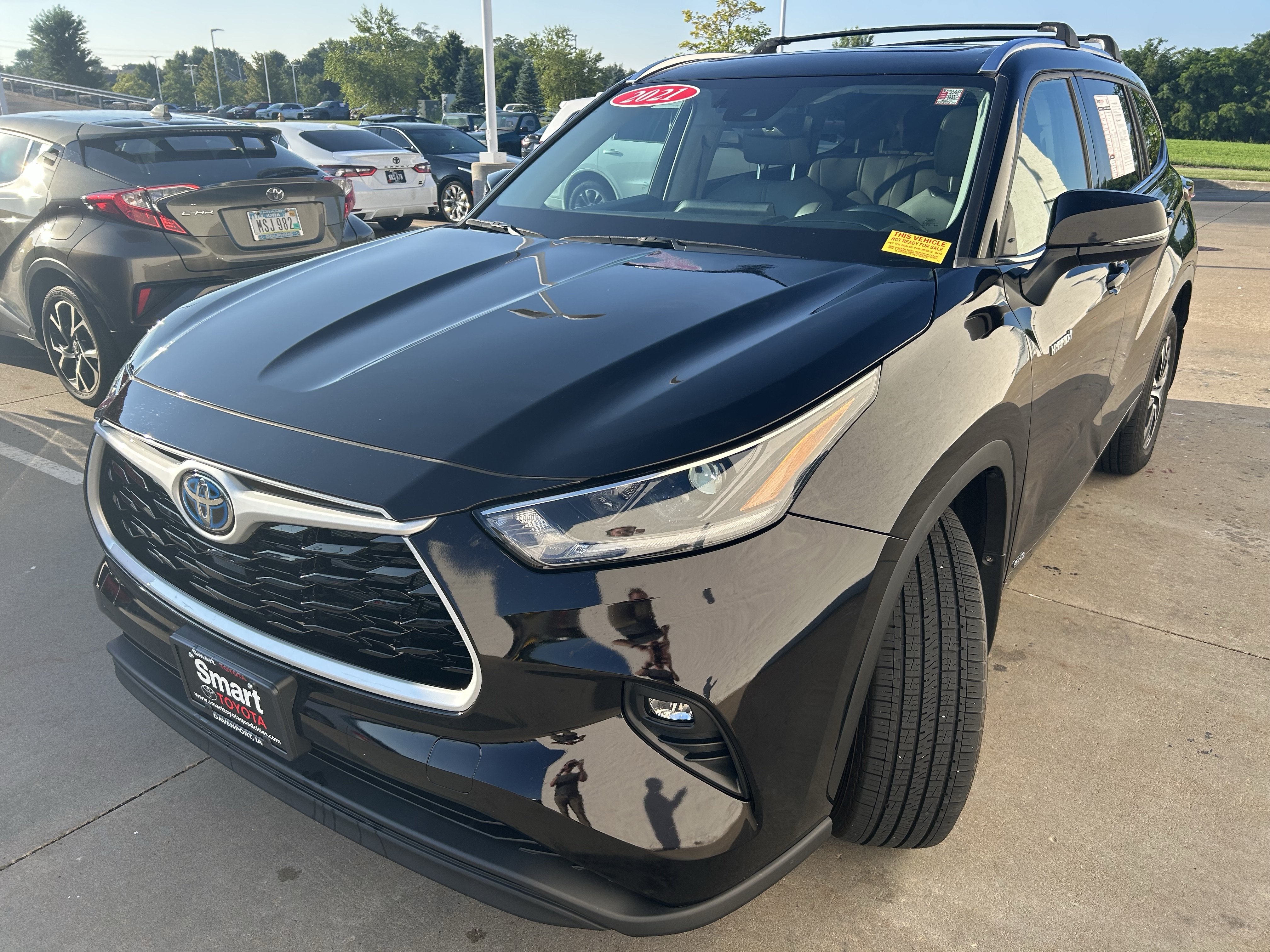 Used 2021 Toyota Highlander XLE AWD/4WD image 3