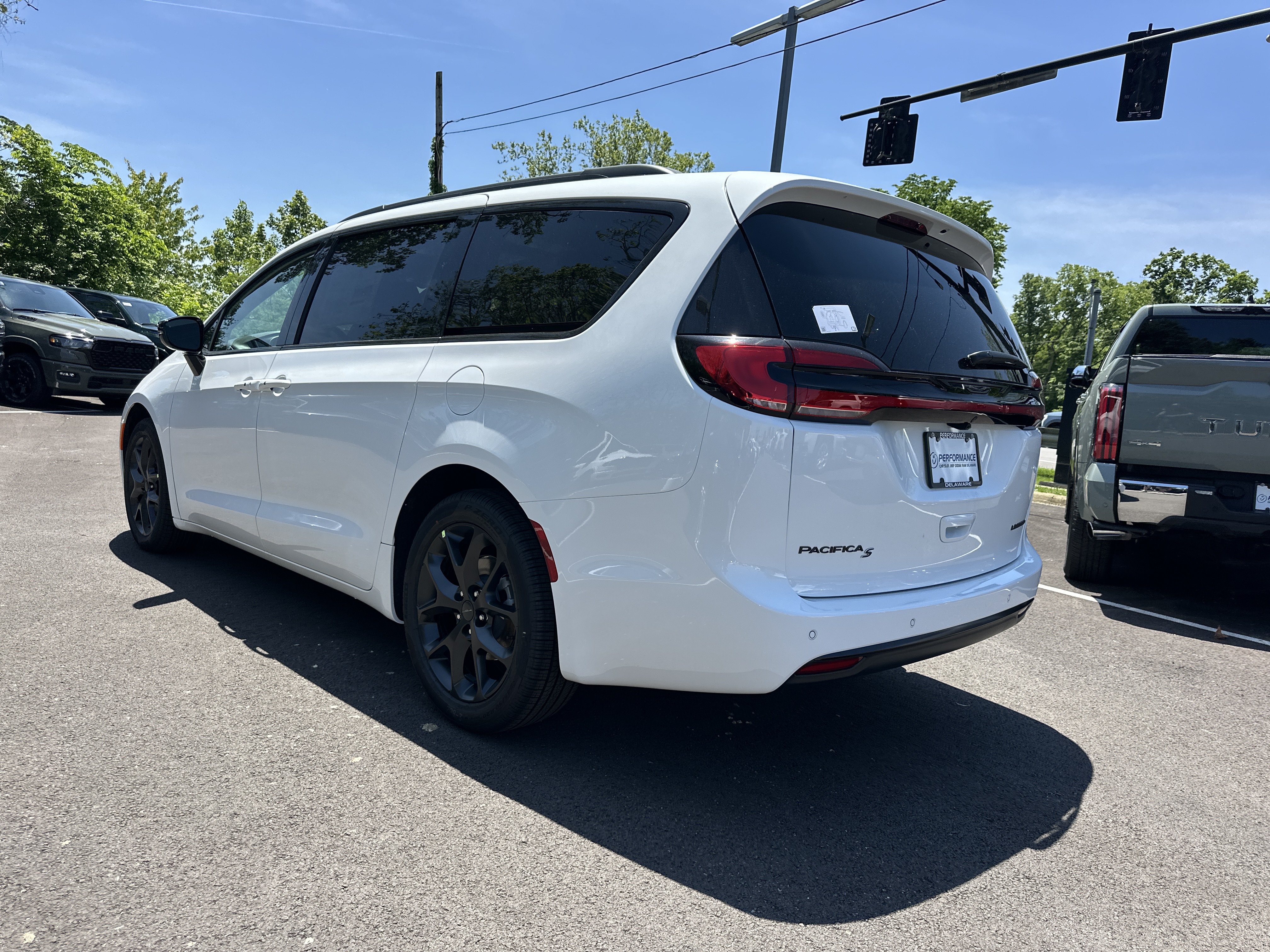 New 2027 Chrysler Pacifica Limited FWD image 27