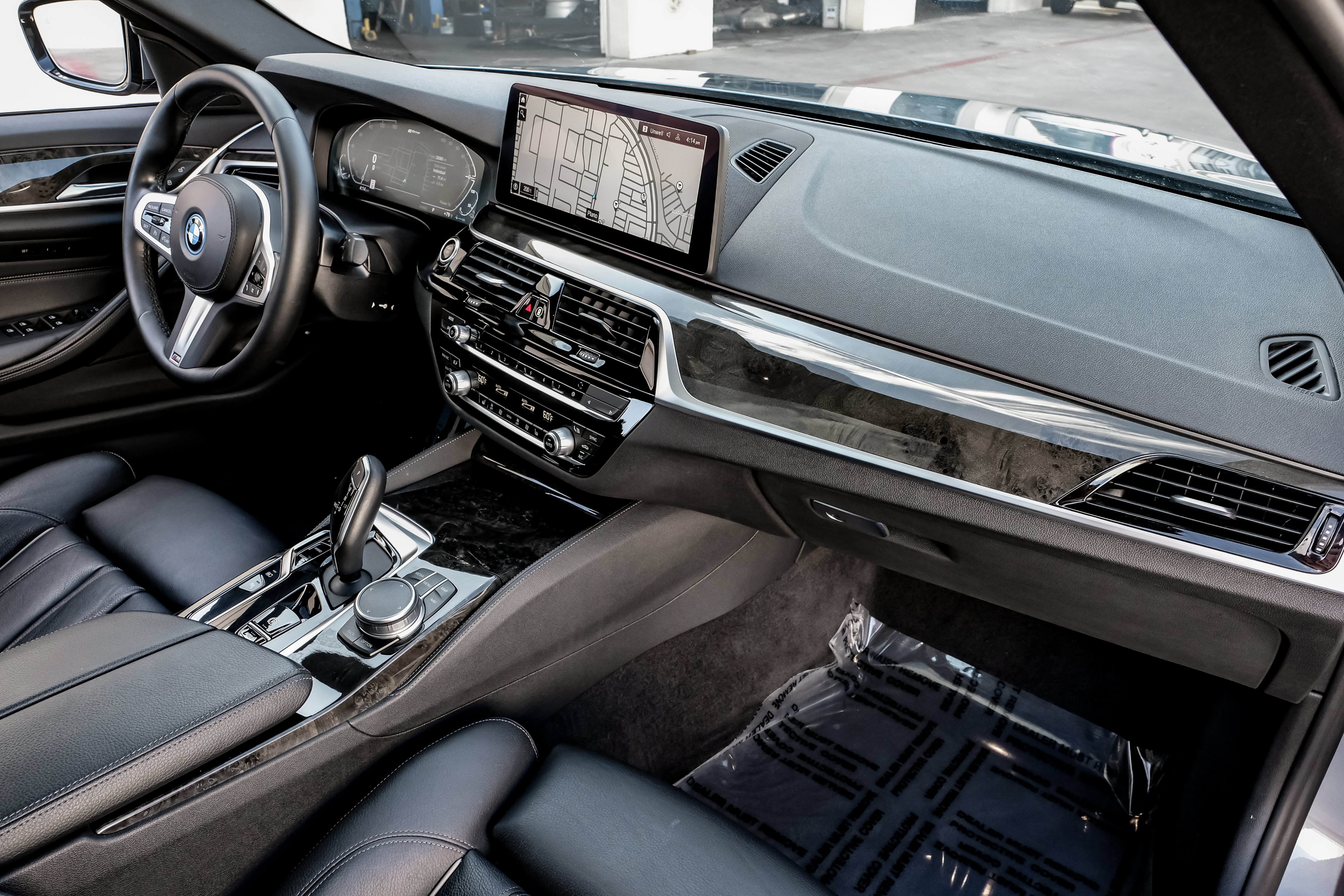 Used 2022 BMW 530e w/ M Sport Package RWD image 12