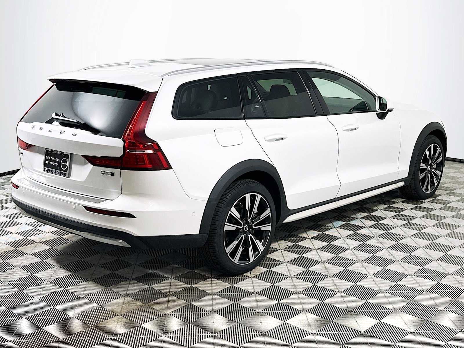 Used 2025 Volvo V60 B5 Cross Country Ultra w/ Climate Package image 7