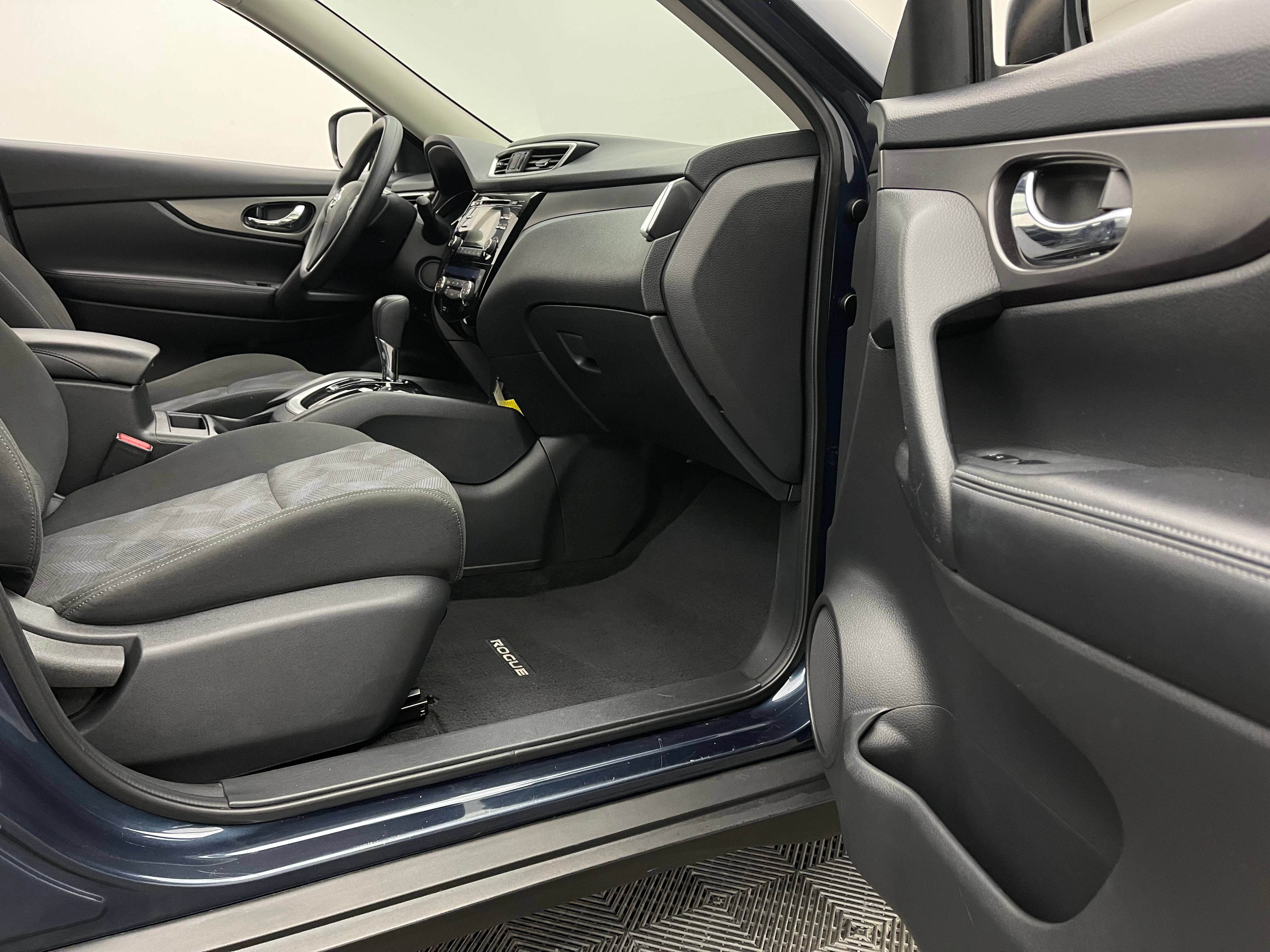 Used 2016 Nissan Rogue SV AWD/4WD image 29