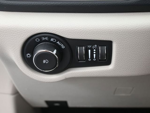 Used 2023 Chrysler Pacifica Touring-L image 14