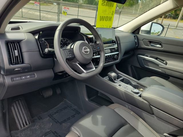 Used 2025 Nissan Pathfinder SL AWD/4WD image 12