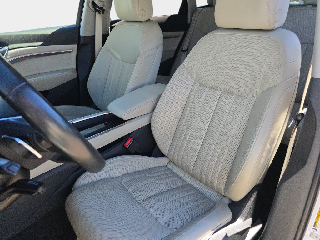 Used 2019 Audi e-tron Prestige w/ Prestige Package AWD/4WD image 18