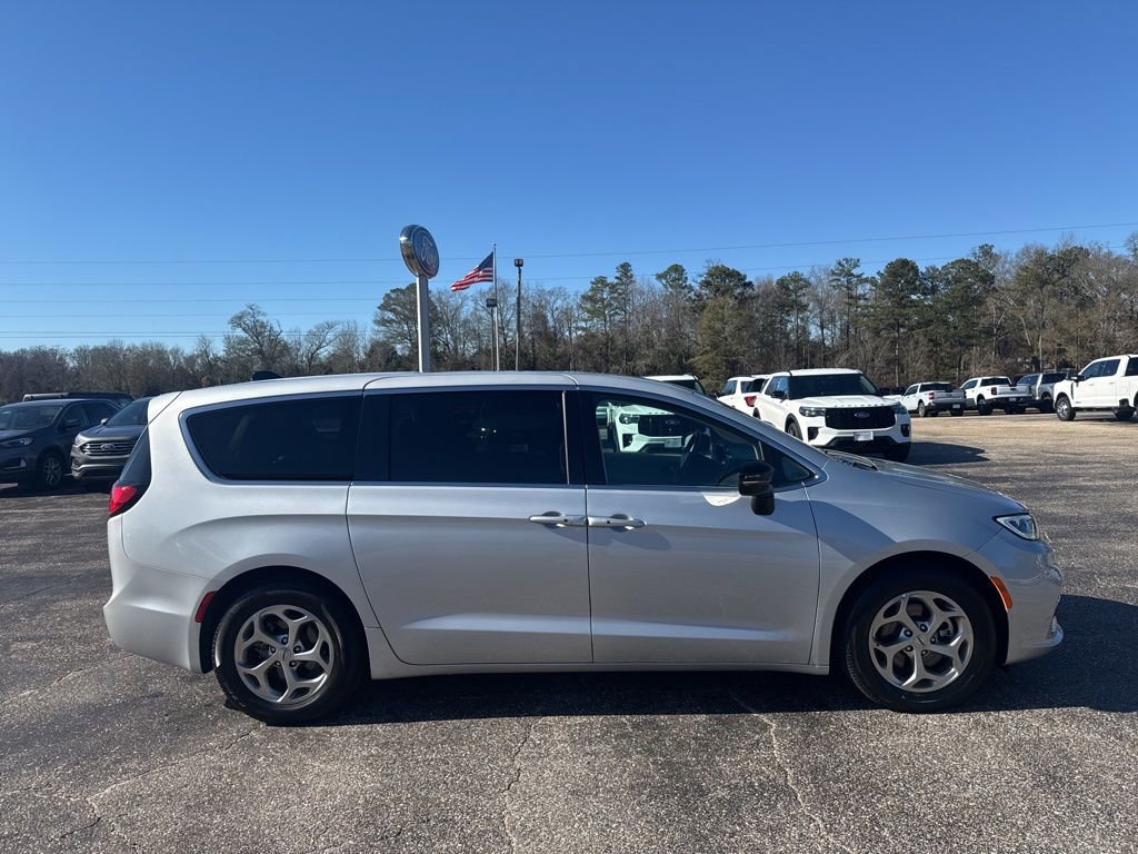 Used 2024 Chrysler Pacifica Limited image 23