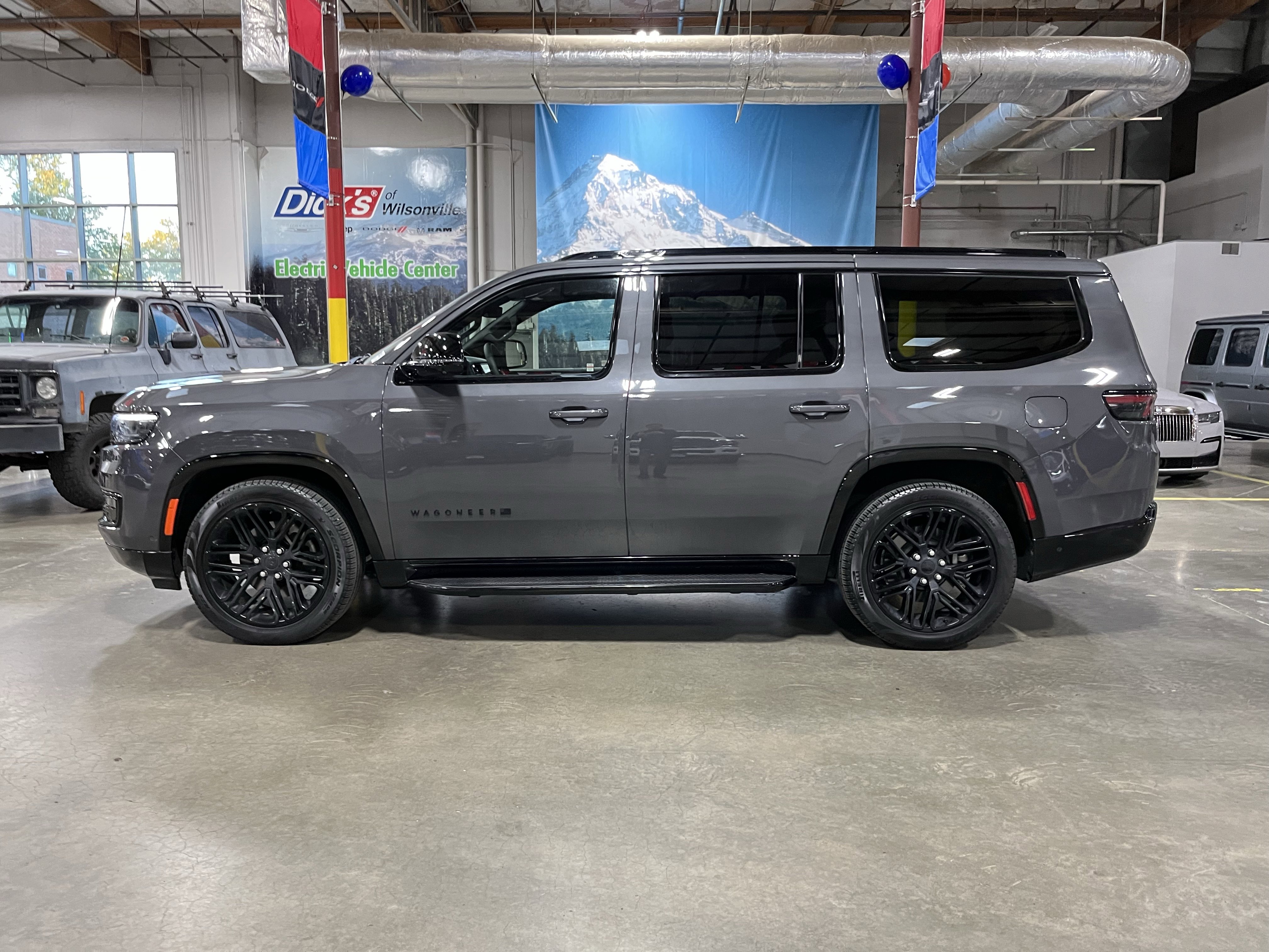 Used 2024 Jeep Wagoneer Series II w/ Convenience Group I image 2