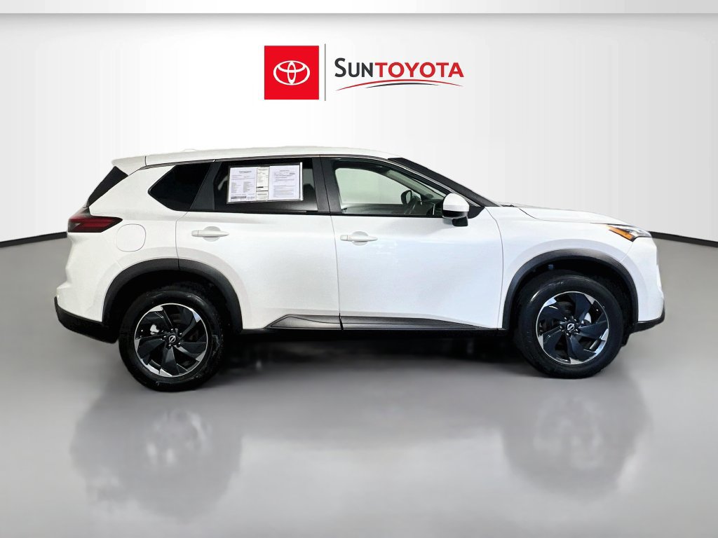 Used 2024 Nissan Rogue SV AWD/4WD image 2
