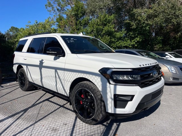 Used 2023 Ford Expedition Limited image 2