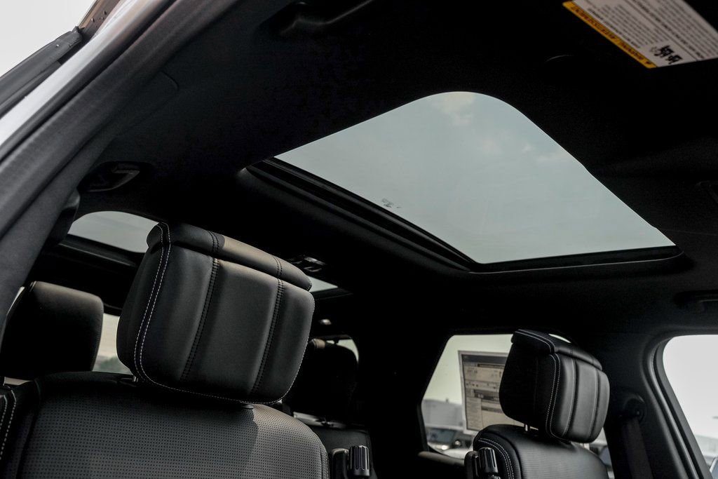 Used 2025 Land Rover Discovery Dynamic SE image 23