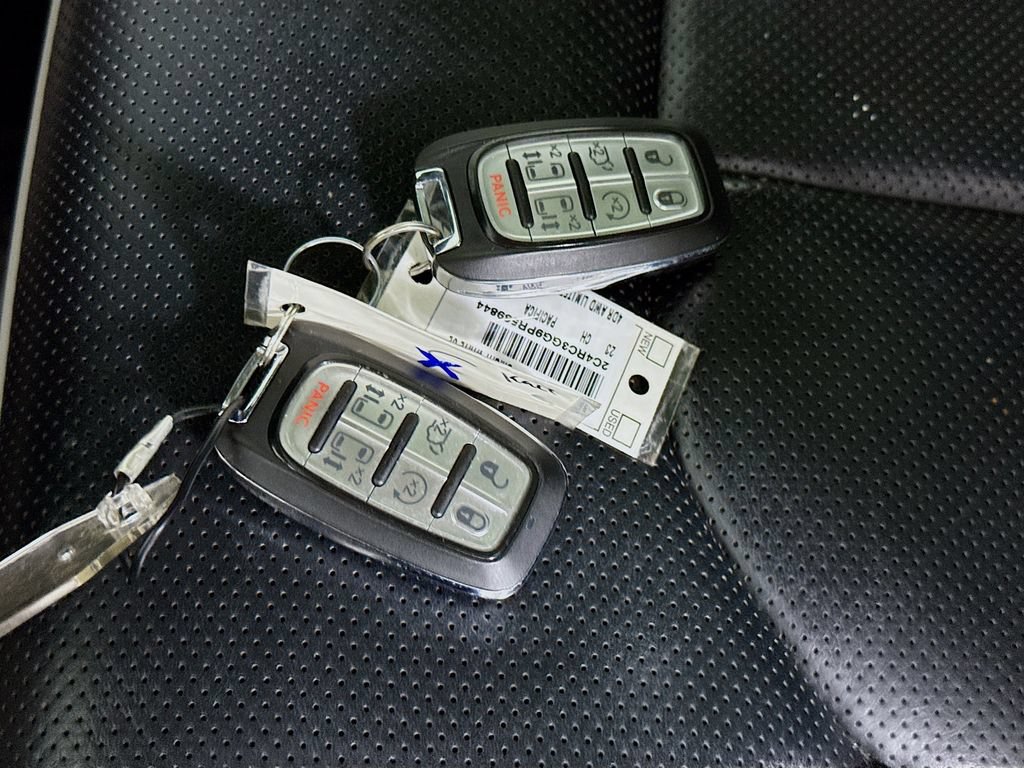 Used 2023 Chrysler Pacifica Limited AWD/4WD image 36