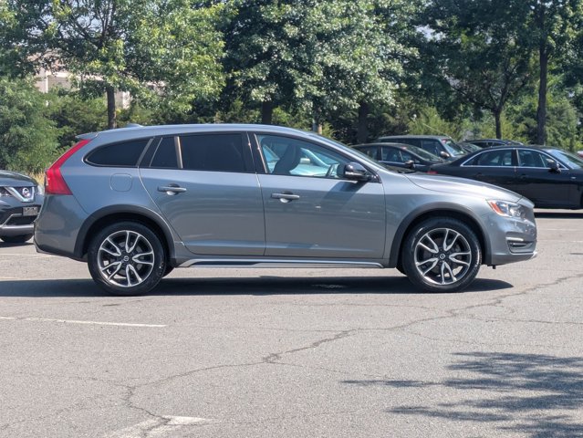 Used 2017 Volvo V60 T5 Cross Country Platinum AWD/4WD image 4