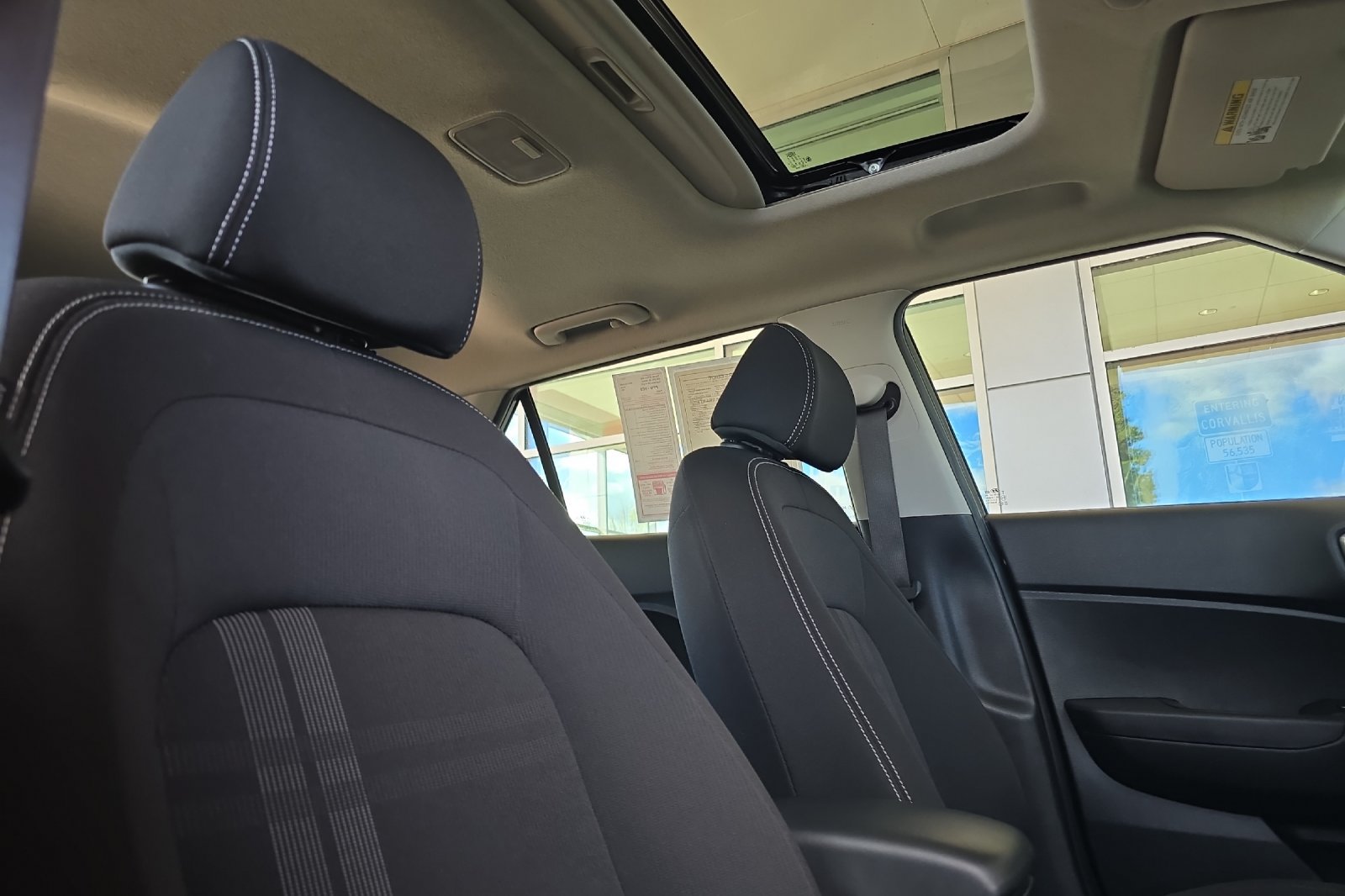Used 2025 Hyundai Venue SEL FWD image 17