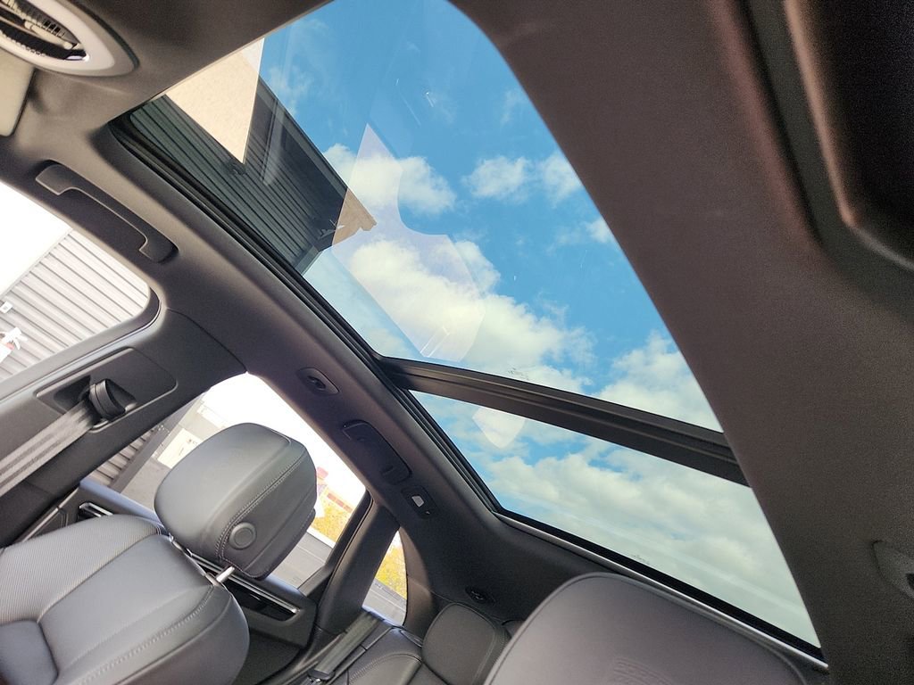 Certified 2025 Porsche Macan image 13