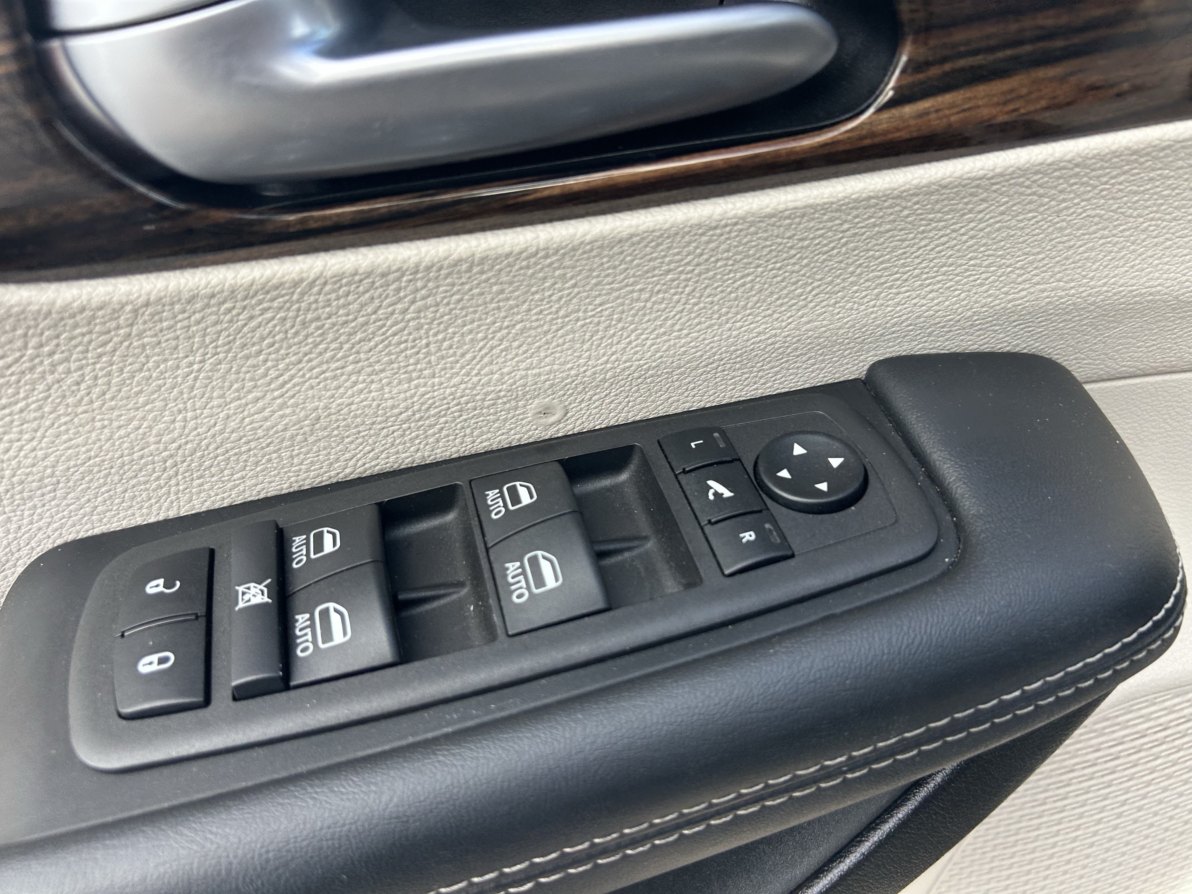 Used 2024 Chrysler Pacifica Limited FWD image 29