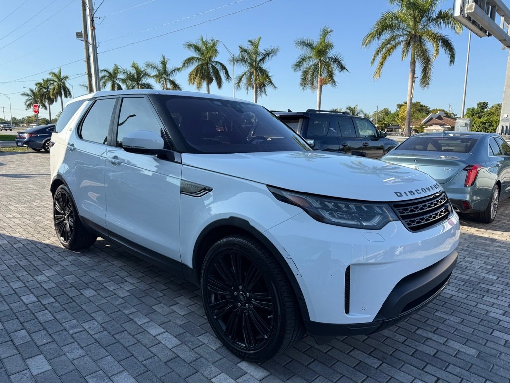 Used 2019 Land Rover Discovery SE image 1