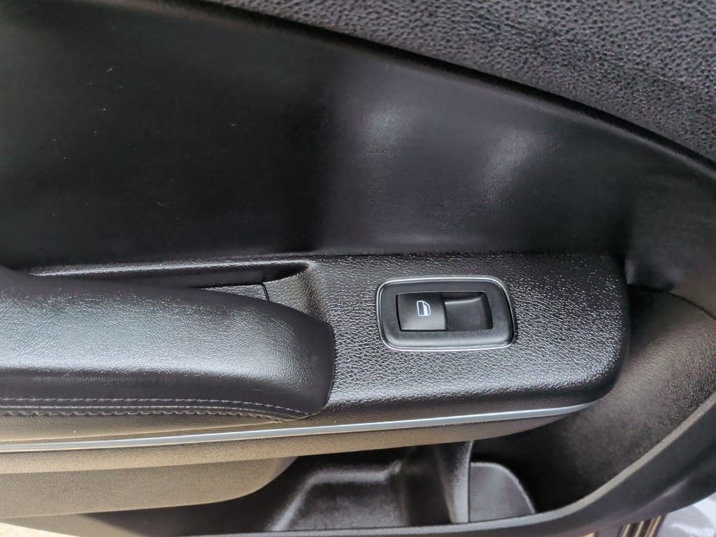 Used 2022 Chrysler 300 Touring w/ Sport Appearance Package image 15