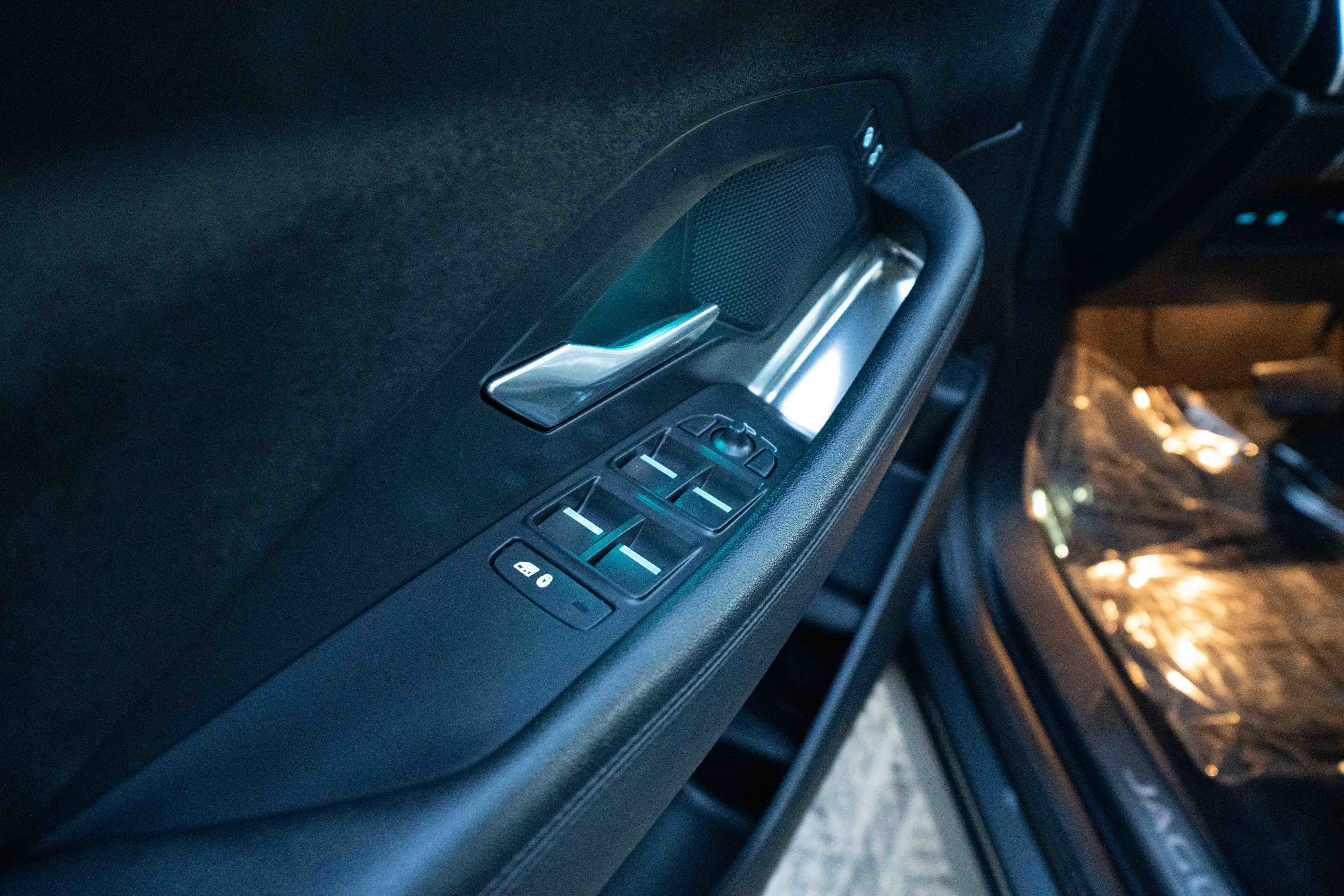 Used 2020 Jaguar E-PACE SE image 7