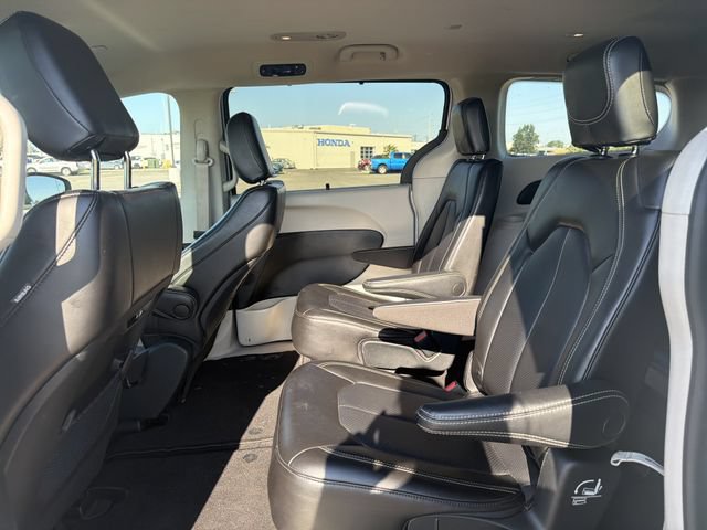 Used 2023 Chrysler Pacifica Touring-L FWD image 12