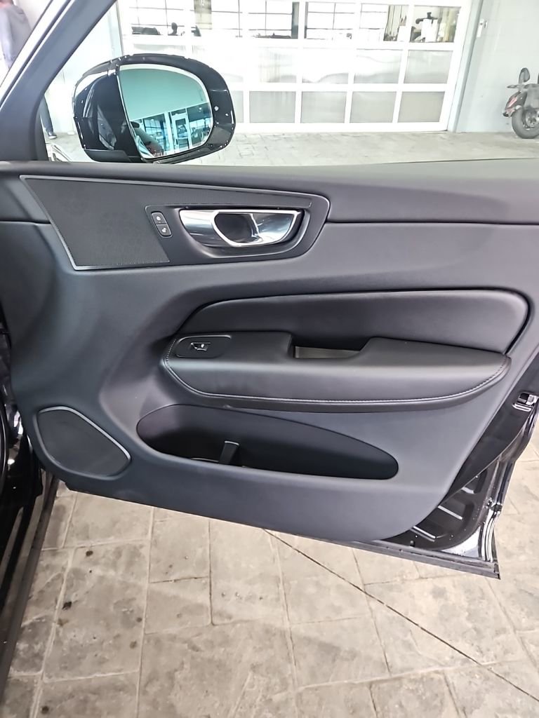 Used 2023 Volvo XC60 B5 Plus FWD image 11