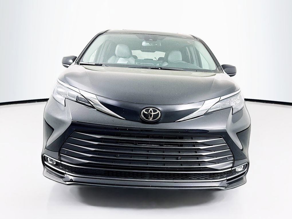 New 2026 Toyota Sienna XLE image 2