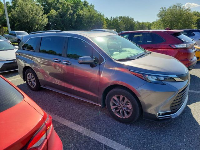 Used 2024 Toyota Sienna XLE w/ XLE Plus Package FWD image 3