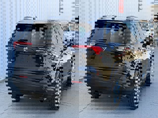 Used 2021 Toyota RAV4 XLE Premium image 4