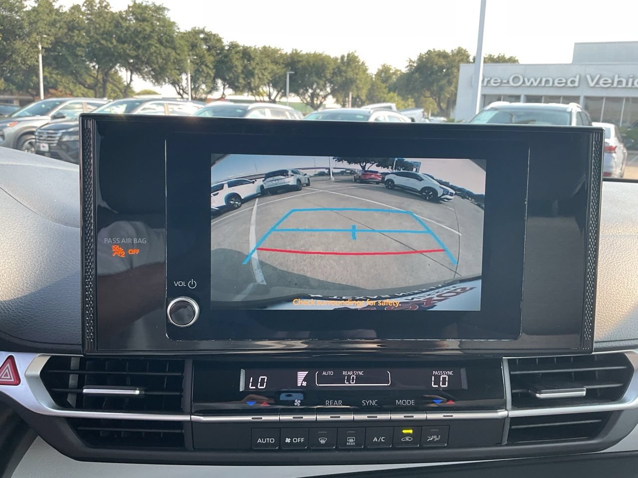 Used 2025 Toyota Sienna LE FWD image 33