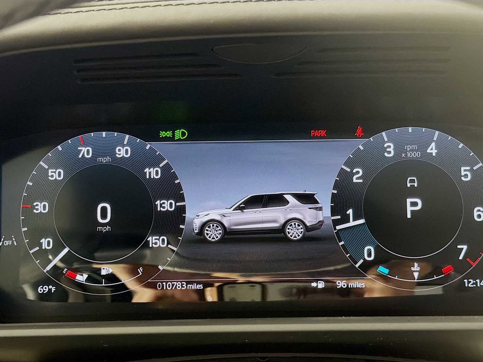 Used 2025 Land Rover Discovery Metropolitan Edition image 12