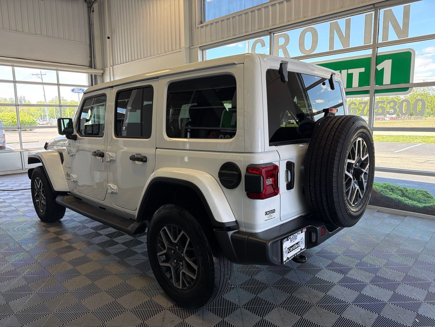 Used 2024 Jeep Wrangler Unlimited Sahara AWD/4WD image 4