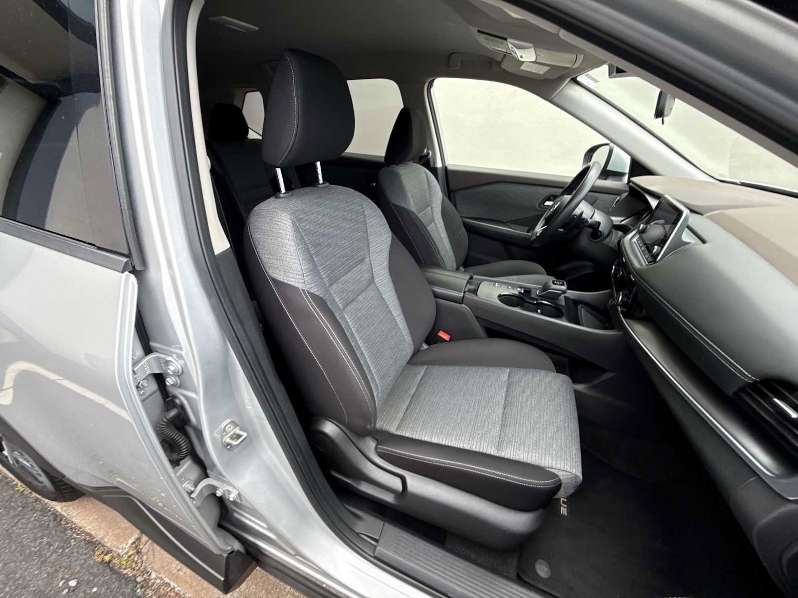 Used 2021 Nissan Rogue SV FWD image 25