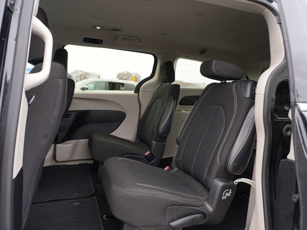 Used 2020 Chrysler Voyager LX FWD image 18
