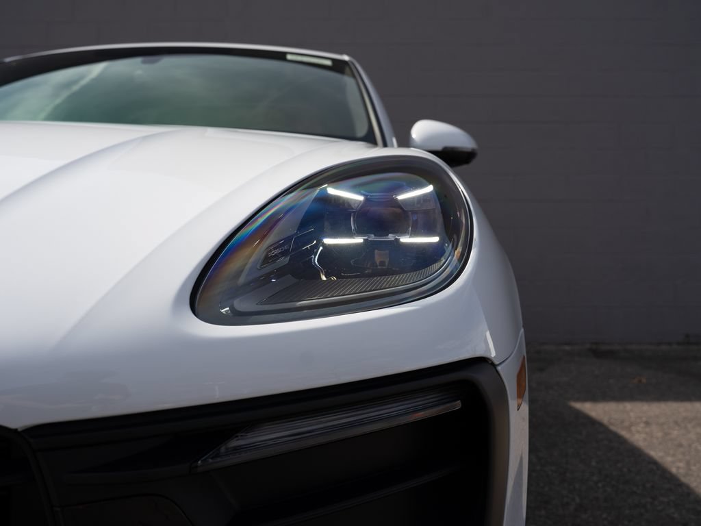 Certified 2025 Porsche Macan AWD/4WD image 11