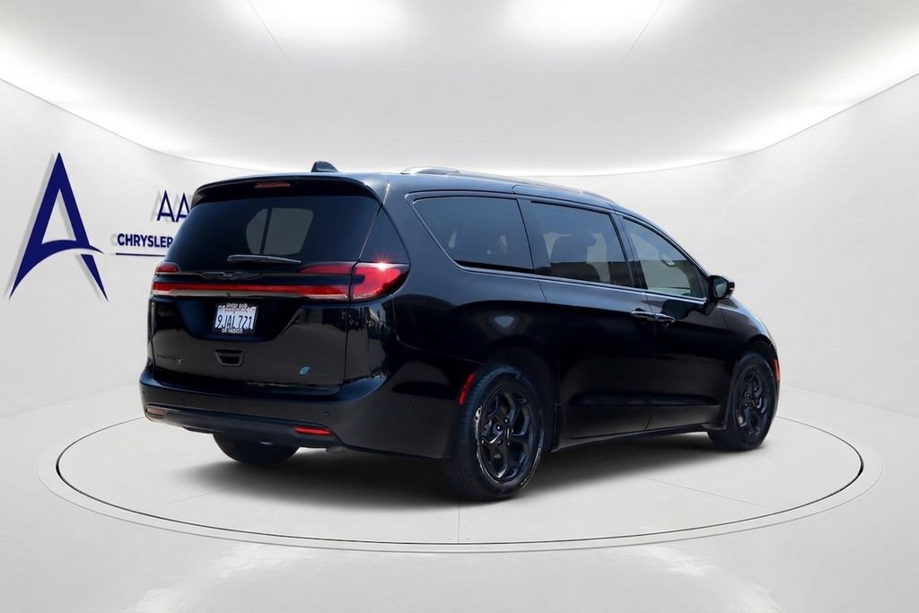 Used 2024 Chrysler Pacifica Premium FWD image 4