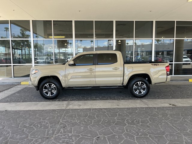 Used 2016 Toyota Tacoma TRD Sport RWD image 2