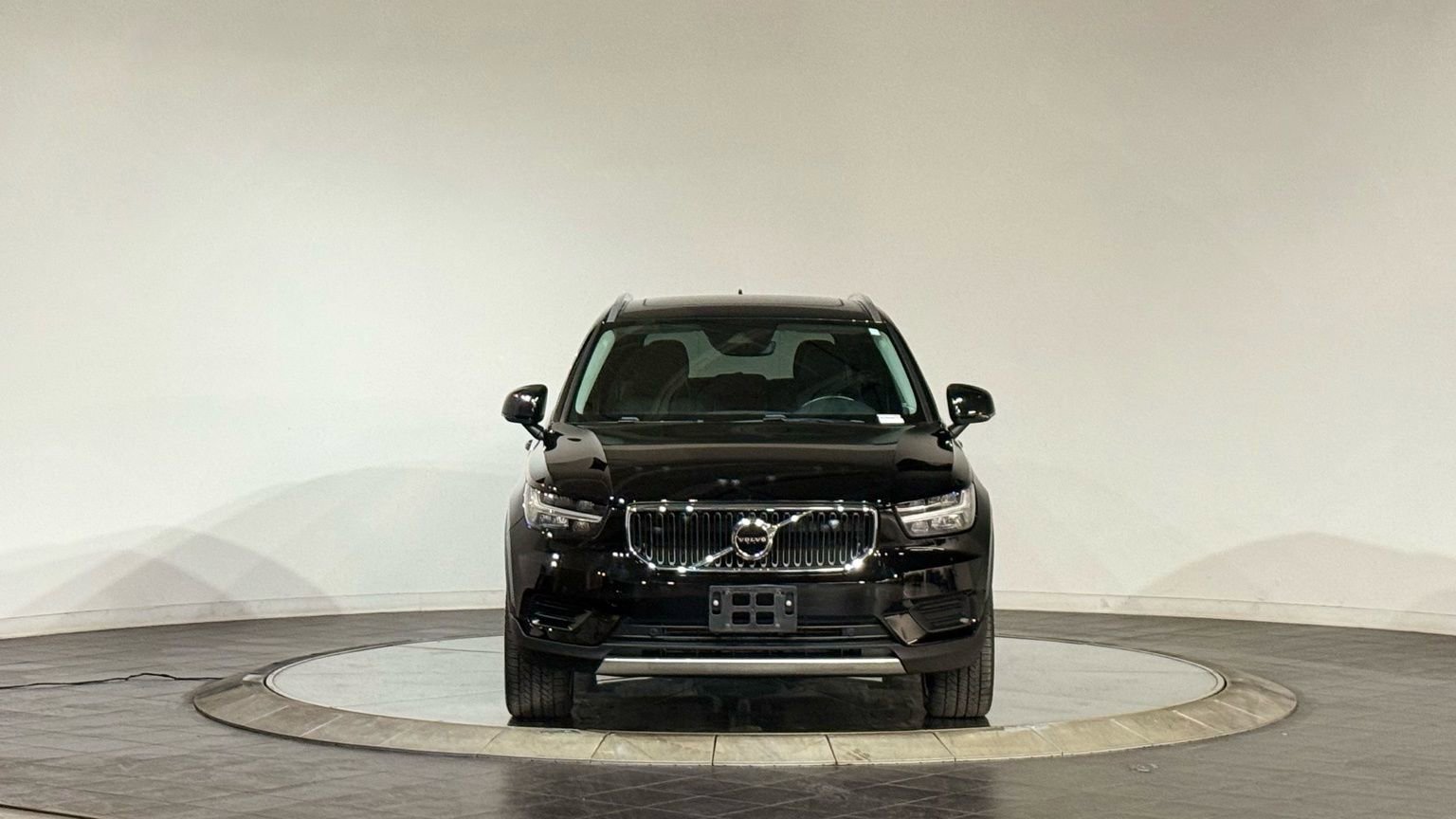 Used 2020 Volvo XC40 T5 Momentum image 3