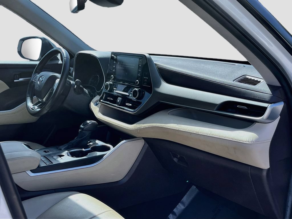 Used 2020 Toyota Highlander XLE FWD image 31